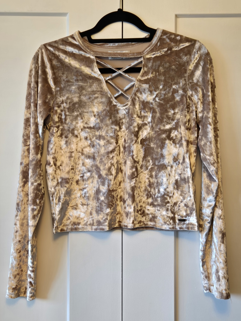 Hollister Crushed Velvet Long-Sleeve Crop Top - Champagne Taupe